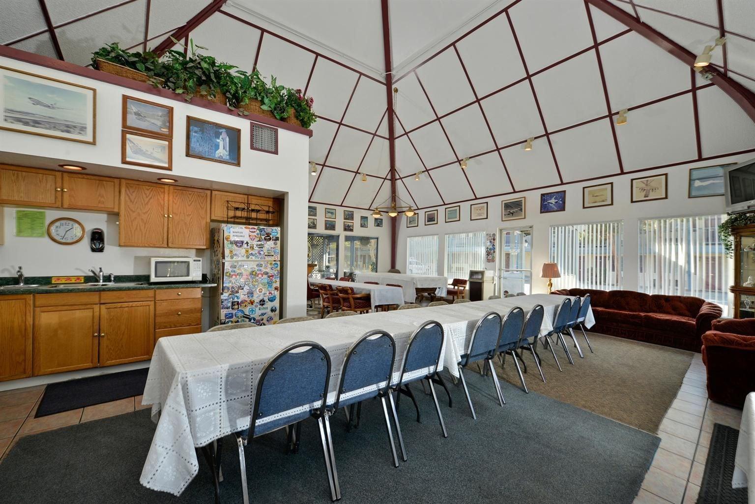 Americas Best Value Inn & Suites - Ланкастер Экстерьер фото