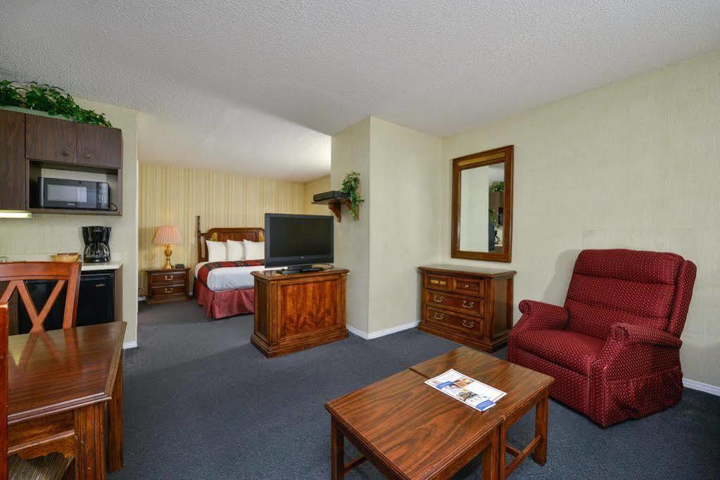 Americas Best Value Inn & Suites - Ланкастер Экстерьер фото