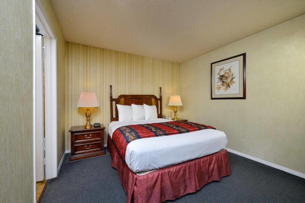 Americas Best Value Inn & Suites - Ланкастер Экстерьер фото